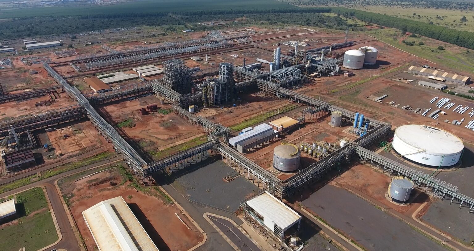 Após um investimento de R$ 4 bilhões, as obras da UFN3 estavam paralisadas desde 2014. Agora, sob o comando de Prates, a Petrobras pode retomar as atividades na fábrica de fertilizantes do Mato Grosso do Sul com o apoio do Governo Lula.