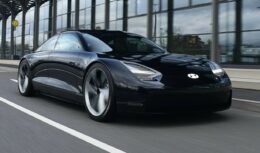 A Hyundai acaba de anunciar seu novo carro elétrico, Ioniq 6, que promete ser um concorrente à altura do Tesla Model 3. Veículo entrega 580 km de autonomia e design futurista.