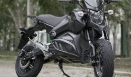 Empresa de motos elétricas investe em nova fábrica no Brasil e anuncia modelo acessível a partir de R$ 9 mil