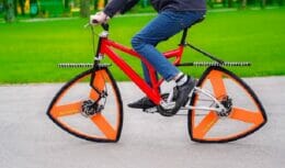 Reinventando a roda Youtubers desenvolvem bicicleta com rodas triangulares 