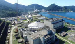 O Governo Federal visa reavaliar o orçamento da ENBPar para o projeto de obras da Angra 3. O objetivo é avançar no desenvolvimento da usina nuclear, impulsionando o setor naval brasileiro.