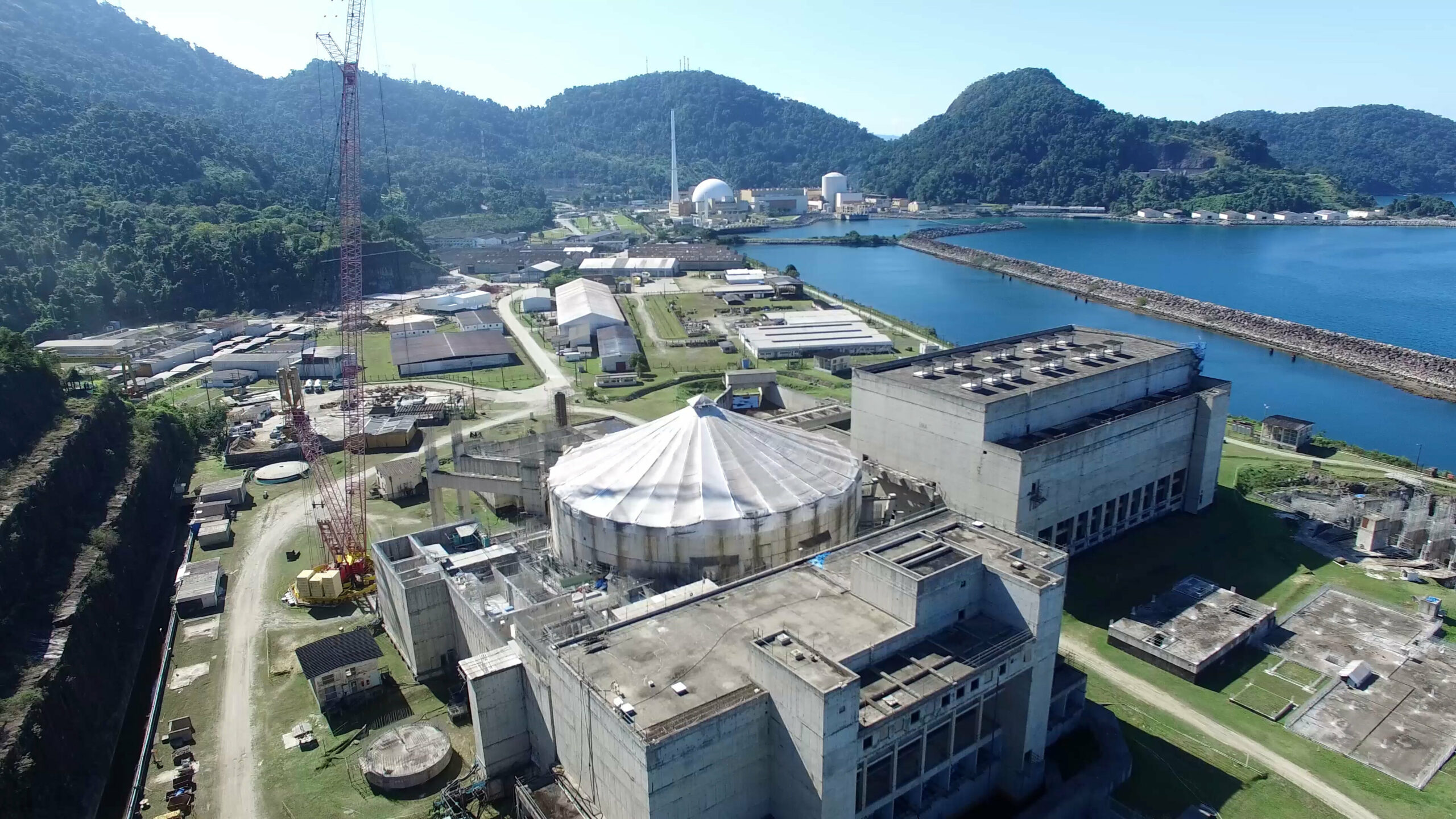 O Governo Federal visa reavaliar o orçamento da ENBPar para o projeto de obras da Angra 3. O objetivo é avançar no desenvolvimento da usina nuclear, impulsionando o setor naval brasileiro.