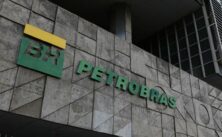 O lucro líquido do primeiro trimestre foi 14,4% mais baixo que o reportado no mesmo período do ano passado. Apesar disso, a Petrobras segue com sua forte presença na indústria de petróleo e gás natural.