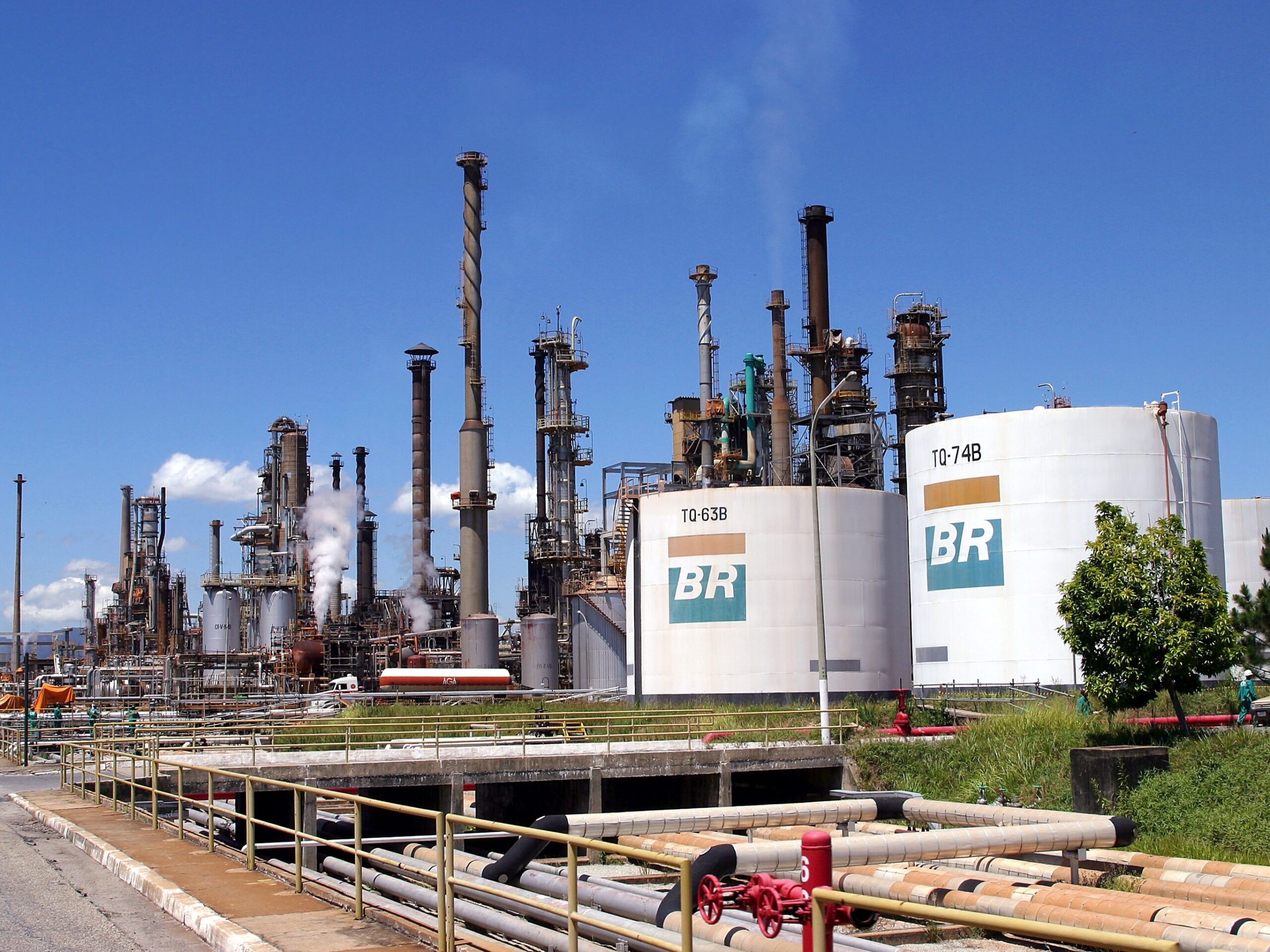 A Petrobras afirmou que é capaz de processar mais 500 mil barris/dia de petróleo bruto sem a necessidade de construir novas refinarias. A empresa tem em vista aumentar a capacidade de suas plantas de refino existentes no mercado nacional.