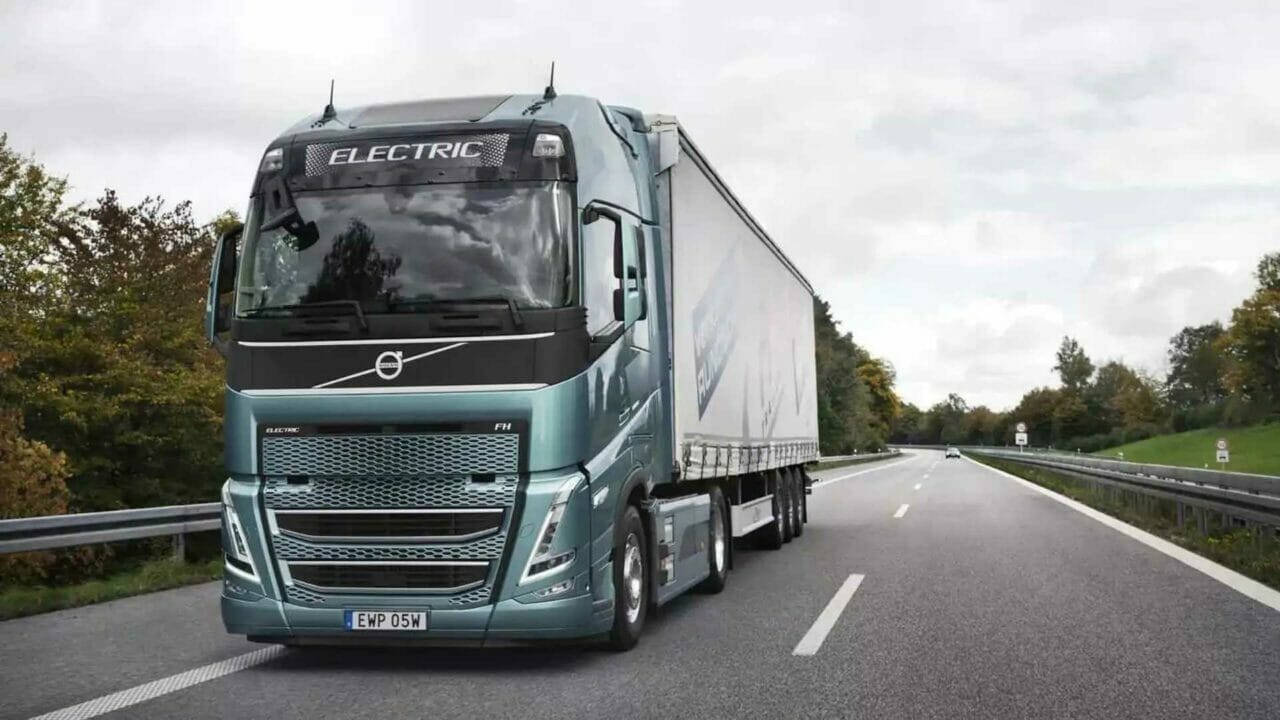 Com metas estabelecidas para até a próxima década, a Volvo assina contrato a companhia suíça Holcim para o fornecimento de mil caminhões elétricos, sendo esse o feito histórico para ambas as empresas.