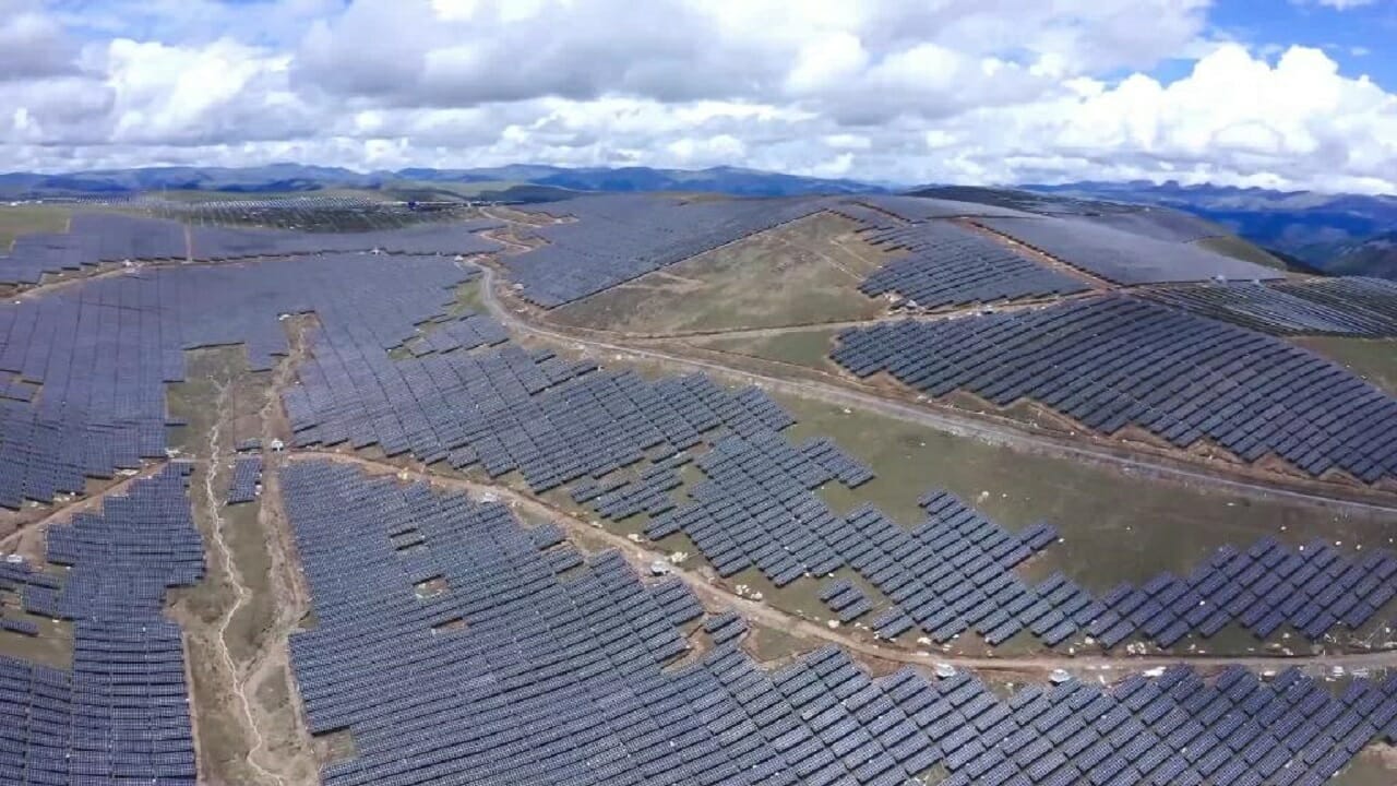A China inicia atividades de sua maior estação de energia fotovoltaica e hídrica do mundo com capacidade de gerar 1 milhão de quilowatts.