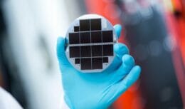 Novos painéis solares de silício combinam eficiência e flexibilidade ao se adaptarem a qualquer superfície