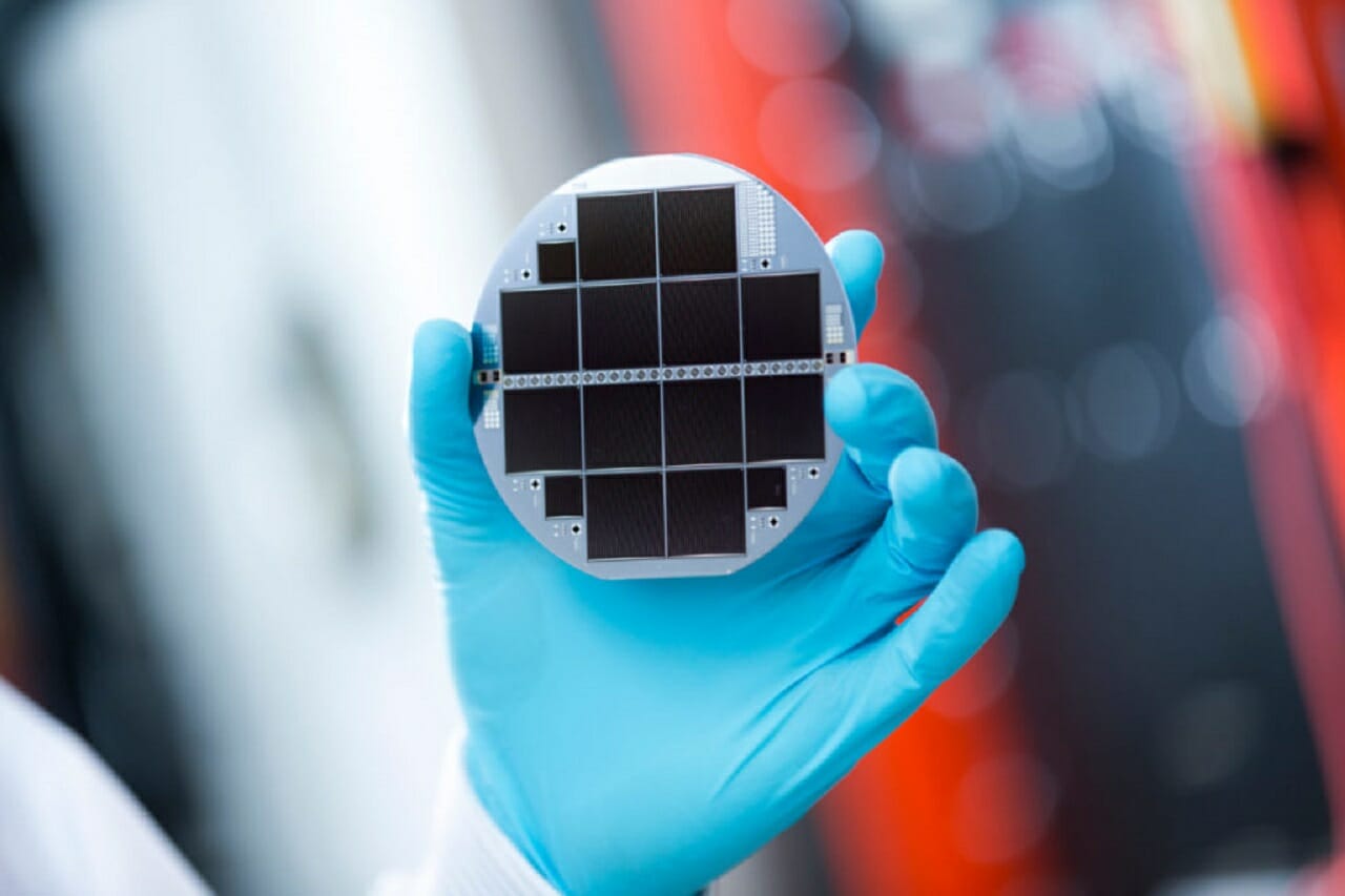 Novos painéis solares de silício combinam eficiência e flexibilidade ao se adaptarem a qualquer superfície