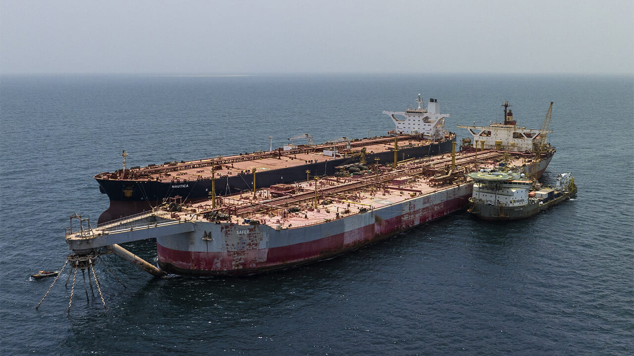 Bomba prestes a explodir! Navio abandonado há 3 décadas com 1 milhão de barris de petróleo pode causar tragédia marítima sem precedentes