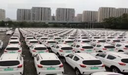Cemitério de carros elétricos abandonados na China mostra modelos novos de marcas como Geely e BYD