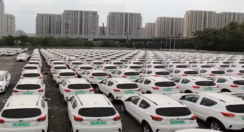 Cemitério de carros elétricos abandonados na China mostra modelos novos de marcas como Geely e BYD