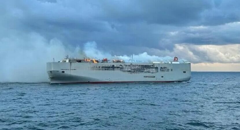 Navio de carga Fremantle Highway pegou fogo com 25 veículos elétricos