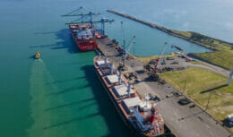 O porto catarinense vem obtendo excelentes resultados neste ano e inicia o segundo semestre com grandes obras de infraestrutura e o início da escala de um serviço internacional para cargas conteinerizadas.