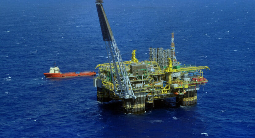 Processamento do petróleo oriundo do pré-sal resulta em produção histórica de gasolina e diesel S10, impulsionando as vendas da Petrobras.