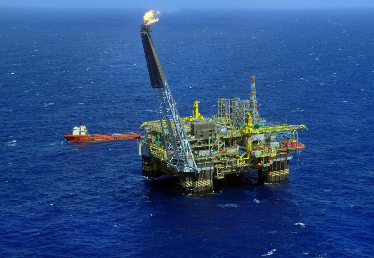 Processamento do petróleo oriundo do pré-sal resulta em produção histórica de gasolina e diesel S10, impulsionando as vendas da Petrobras.