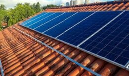 Placas solares em telhado residencial
