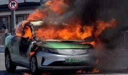 Carro elétrico da Geely pega fogo no meio da rua na China