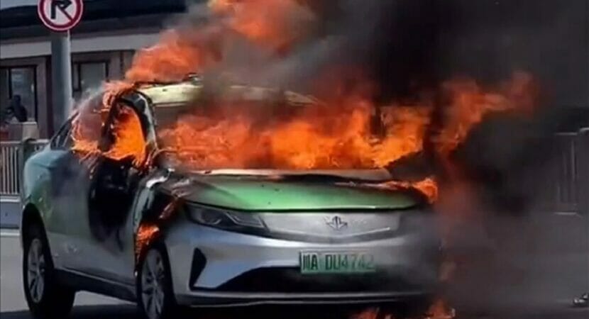 Carro elétrico da Geely pega fogo no meio da rua na China