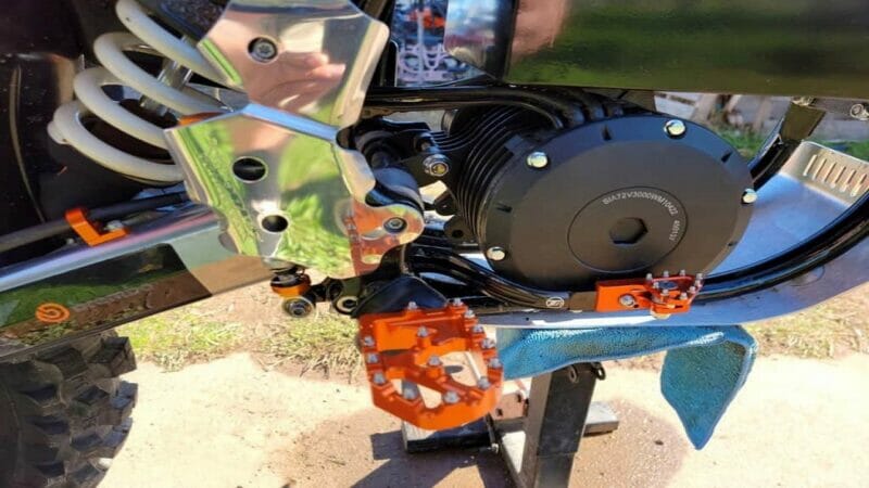 KIT 'baratinho' promete transformar qualquer moto em elétrica por menos de R$ 6 mil