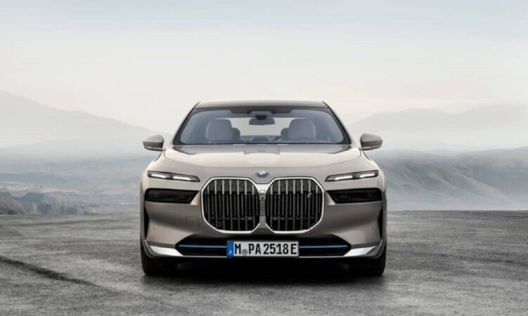 Sedã elétrico BMW i7 chega ao mercado com tem tela 8K de 31 polegadas, 5G nativo e mais de 550 km de autonomia 