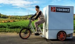 Triciclo elétrico com design de bicicleta chega ao mercado suportando levar até 350 kg