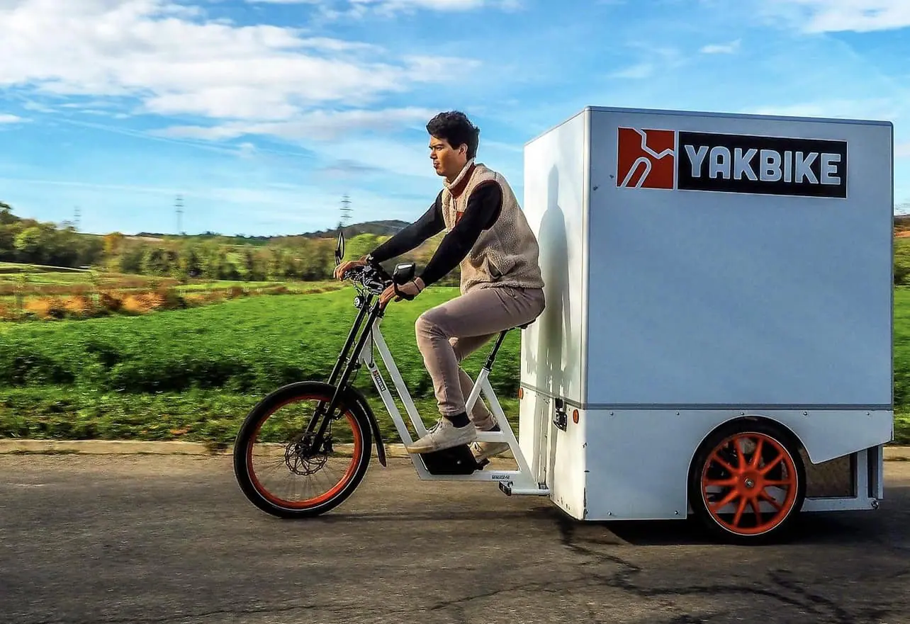 Triciclo elétrico com design de bicicleta chega ao mercado suportando até 350 kg