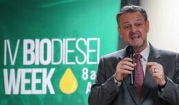 A expectativa é que aumentar a mistura do biodiesel tenha impactos positivos na economia, fomentando a produção local de biocombustíveis e reduzindo a dependência de combustíveis fósseis.