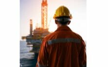 engenheiros de petróleo offshore no Brasil olhando para um plataforma da Petrobras