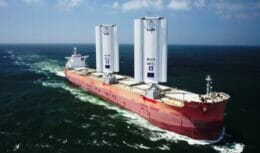 A parceria entre Cargill, BAR Technologies, Yara Marine e Mitsubishi está revolucionando o setor. O navio Pyxis Ocean, equipado com a tecnologia WindWings, zarpou rumo à descarbonização.