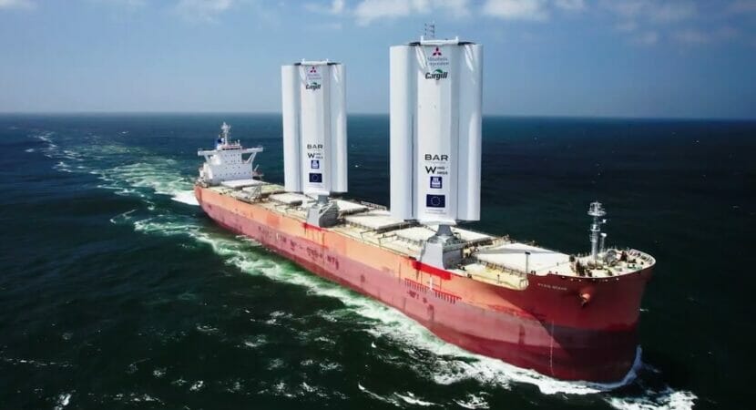 A parceria entre Cargill, BAR Technologies, Yara Marine e Mitsubishi está revolucionando o setor. O navio Pyxis Ocean, equipado com a tecnologia WindWings, zarpou rumo à descarbonização.