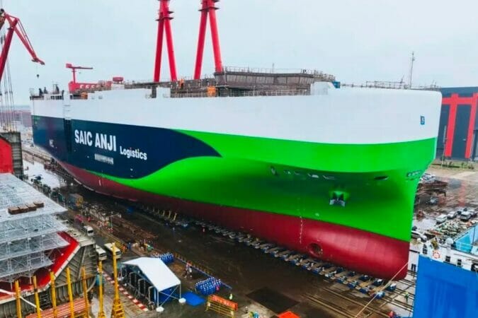 O novo navio transportador de automóveis da SAIC Anji foi lançado junto da gigante chinesa Jiangnan Shipbuilding. A embarcação movida a GNL será essencial para diversificar os combustíveis no transporte marítimo.