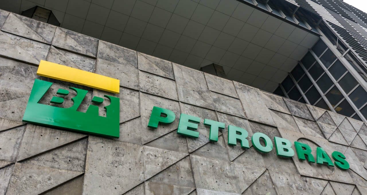 A Petrobras está traçando um plano ambicioso para a exploração da Margem Equatorial e a comercialização do petróleo extraído. No entanto, devido à complexidade das etapas envolvidas, a concretização desse projeto pode demandar um prazo de cinco a oito anos.