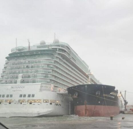 Incidente causado por fortes ventos em Porto Espanhol deixa passageiros feridos a bordo do navio de cruzeiro Britannia colidir com um petroleiro.