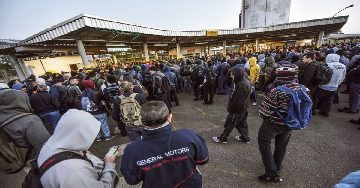 Greve histórica, inédita e simultânea paralisa fábricas da Ford, General Motors e Stellantis; 13 mil trabalhadores das gigantes globais cruzam os braços e a produção de 24.000 veículos por semana vai parar!