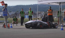 Mais rápido que um carro de Fórmula 1, esse carro elétrico chega a 100 km h em menos de 1 segundo e entra para o Guinness World Records