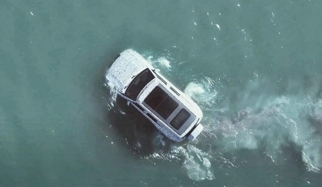 SUV da BYD se transforma em barco ao flutuar na água por 30 min e faz carros que só passam por áreas alagadas parecerem ultrapassados 