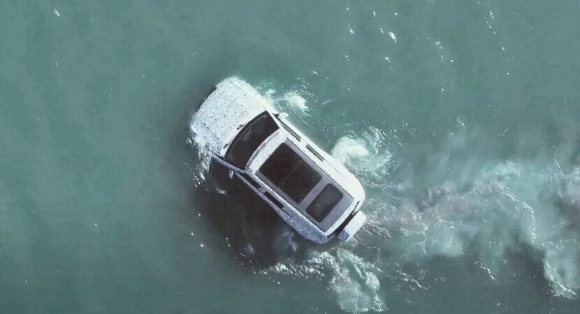 SUV da BYD se transforma em barco ao flutuar na água por 30 min e faz  carros que só passam por áreas alagadas parecerem ultrapassados 