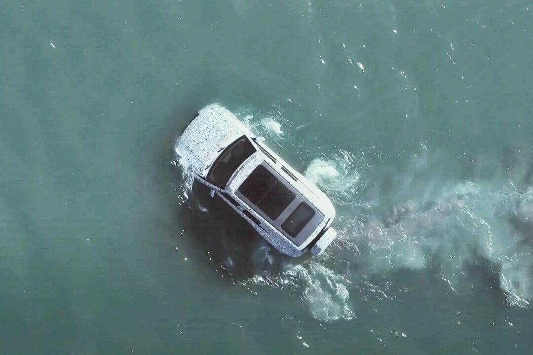 SUV da BYD se transforma em barco ao flutuar na água por 30 min e faz  carros que só passam por áreas alagadas parecerem ultrapassados 