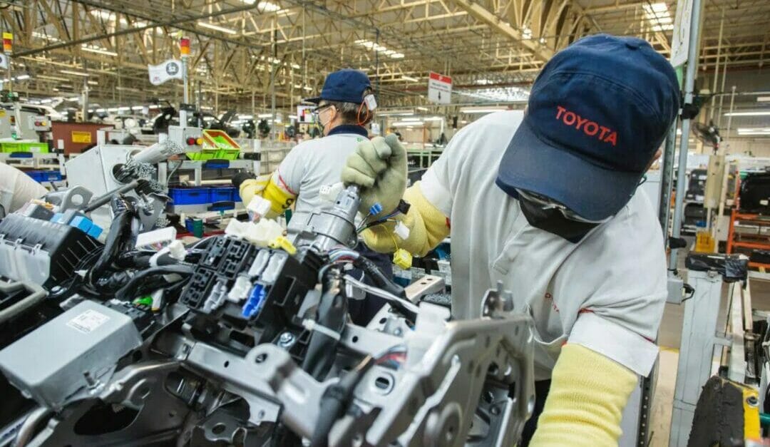 Após ‘superar’ crise de semicondutores, a Toyota, uma das maiores fabricantes de veículos do planeta, deixa o mercado automobilístico em choque ao interromper produção de 14 fábricas e sacrificar um terço da sua fabricação global