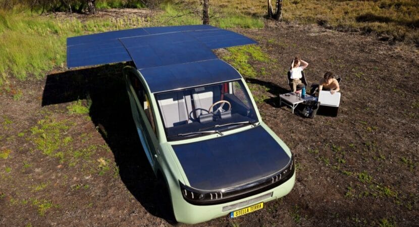Carro movido a energia solar desafia as expectativas ao percorrer 1.000 km sem parar para recarregar 