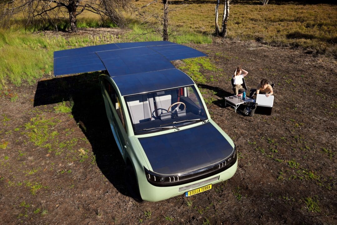 Carro movido a energia solar desafia as expectativas ao percorrer 1.000 km sem parar para recarregar 