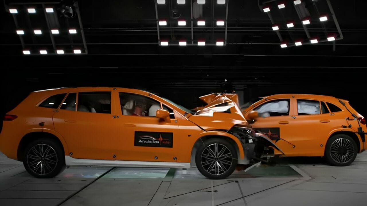 Primeiro teste público de colisão com dois carros elétricos é realizado pela Mercedes-Benz