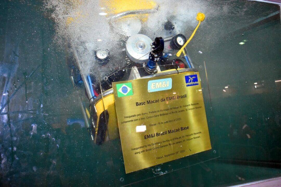 ROV apresentando a placa de inauguração da EM&I em Macaé