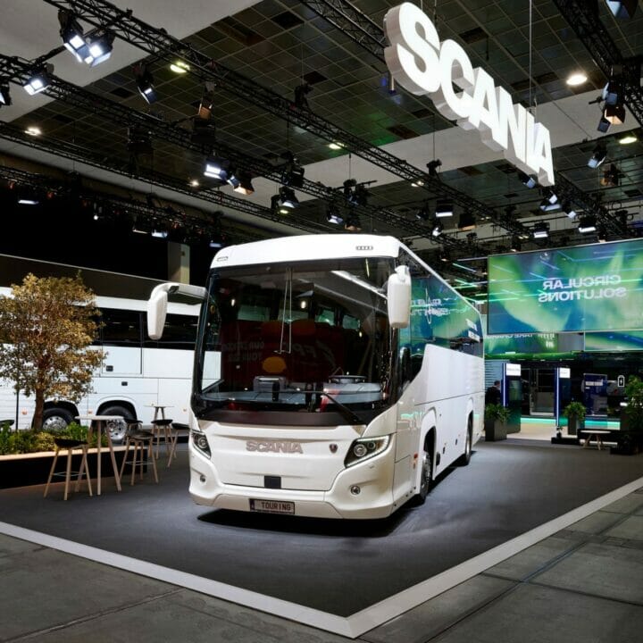 Scania lança ônibus elétrico com bateria de longo alcance, mirando a sustentabilidade e eficiência em transportes urbanos