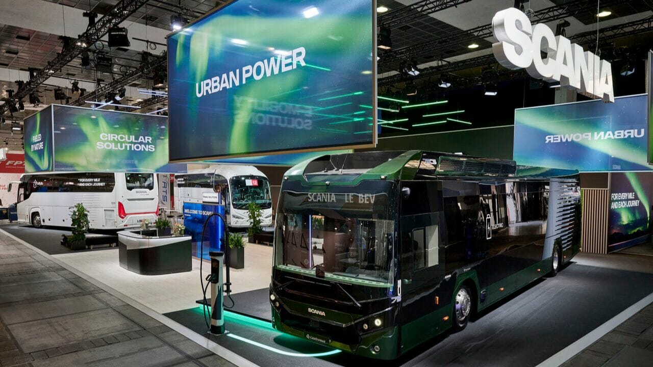 Scania lança ônibus elétrico com bateria de longo alcance, mirando a sustentabilidade e eficiência em transportes urbanos