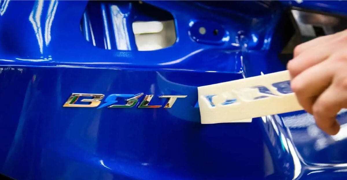 Chevrolet Bolt sairá mais barato, com bateria de fosfato-ferro-lítio (LFP), e autonomia de cerca de 400 km