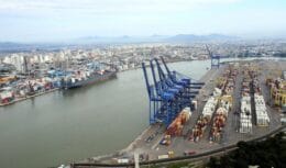 Com navios sem conseguirem atracar no complexo portuário de Itajaí, o setor de transporte marítimo sofre com as consequências causadas pelas chuvas.
