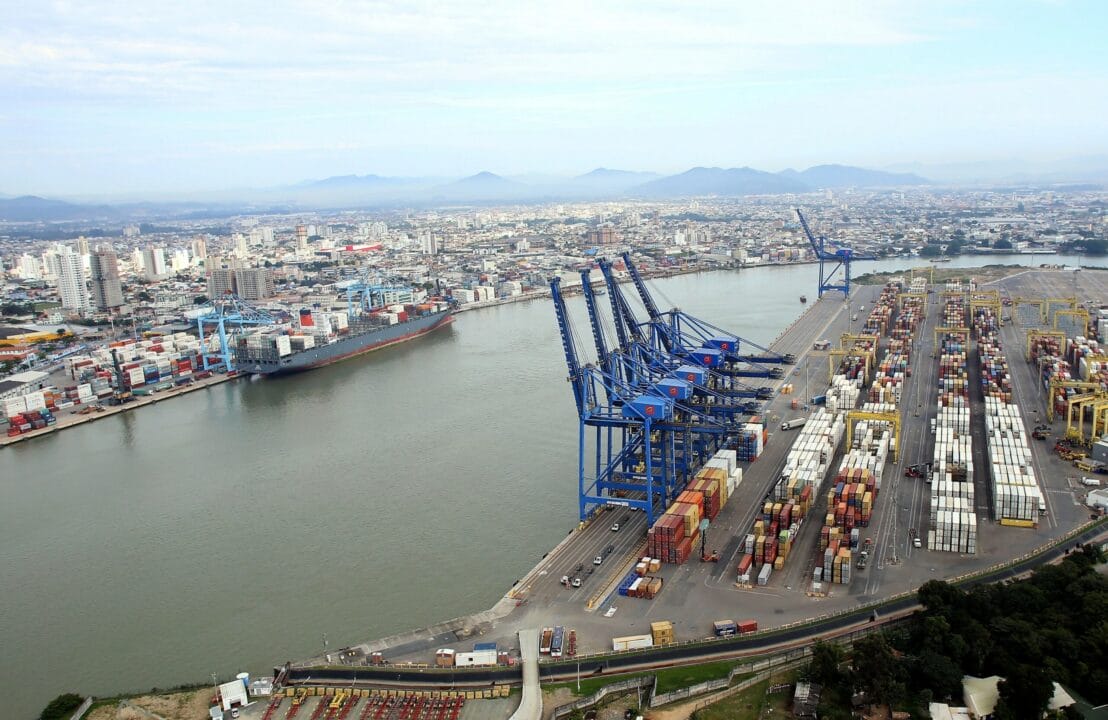 Com navios sem conseguirem atracar no complexo portuário de Itajaí, o setor de transporte marítimo sofre com as consequências causadas pelas chuvas.