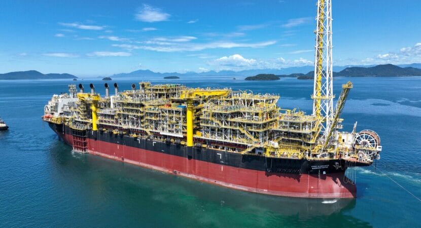 O navio-plataforma, FPSO Almirante Barroso, operando no campo de Búzios, no pré-sal da Bacia de Santos, atingiu um marco histórico na produção de petróleo, alcançando 150 mil barris de petróleo por dia (bpd) em menos de cinco meses a partir do primeiro óleo.