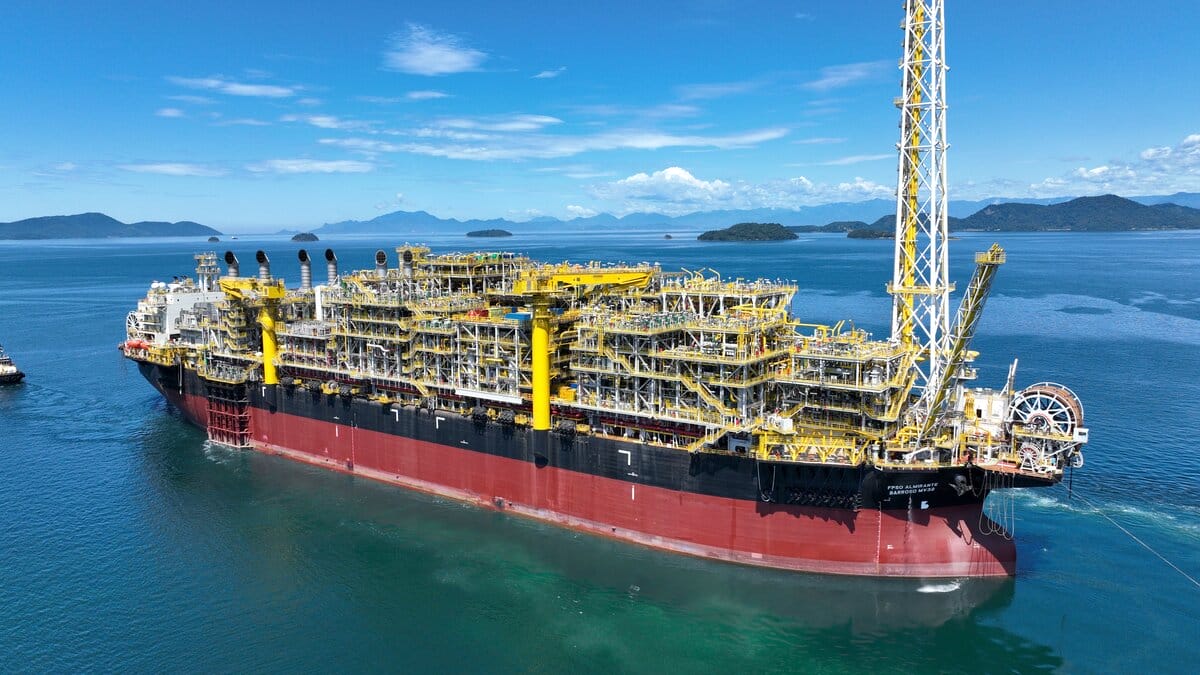 O navio-plataforma, FPSO Almirante Barroso, operando no campo de Búzios, no pré-sal da Bacia de Santos, atingiu um marco histórico na produção de petróleo, alcançando 150 mil barris de petróleo por dia (bpd) em menos de cinco meses a partir do primeiro óleo.
